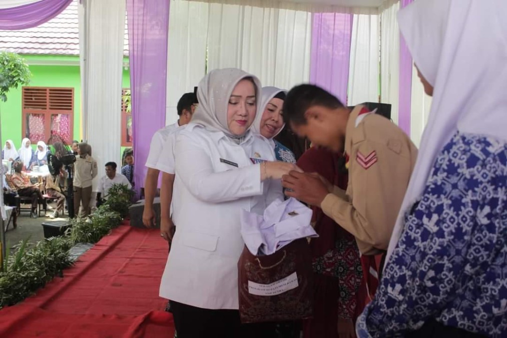 Terealisasi, Bupati Musi Rawas Hj Ratna Machmud Serahkan Baju Seragam Sekolah Gratis ke 57.823 Siswa