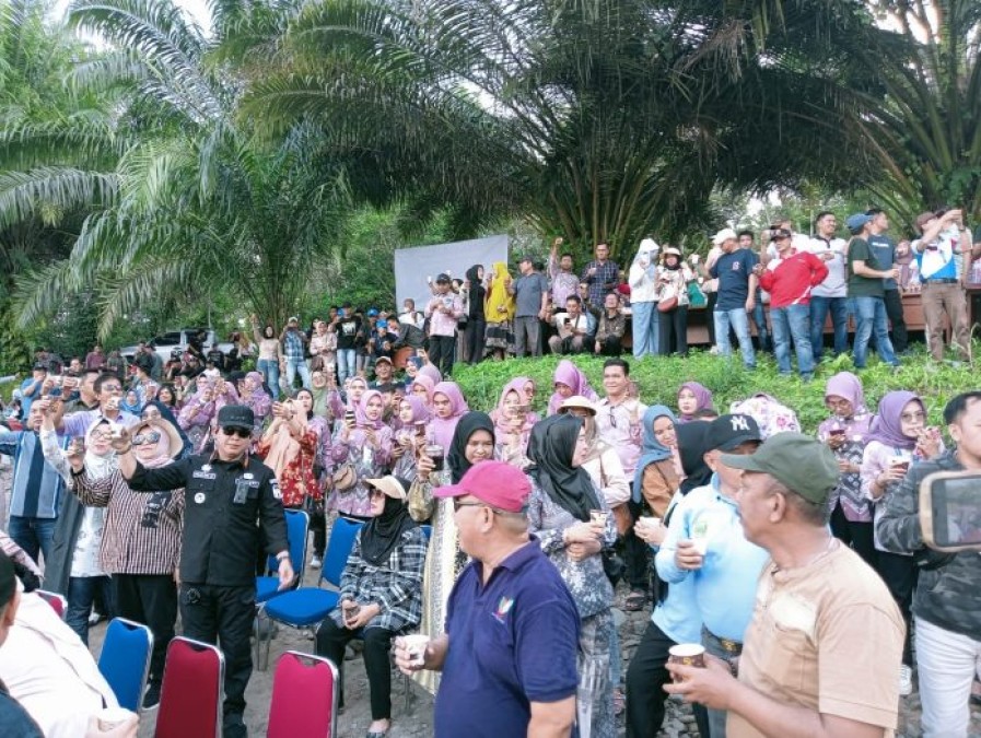 Pj Bupati Empat Lawang Pimpin Minum Kopi Secara Serentak di Pinggir Sungai Musi