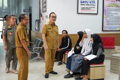 Tingkatkan Disiplin Pegawai, Pj Bupati Hani Syopiar Rustam Sidak Hari Pertama Kerja Awal Tahun
