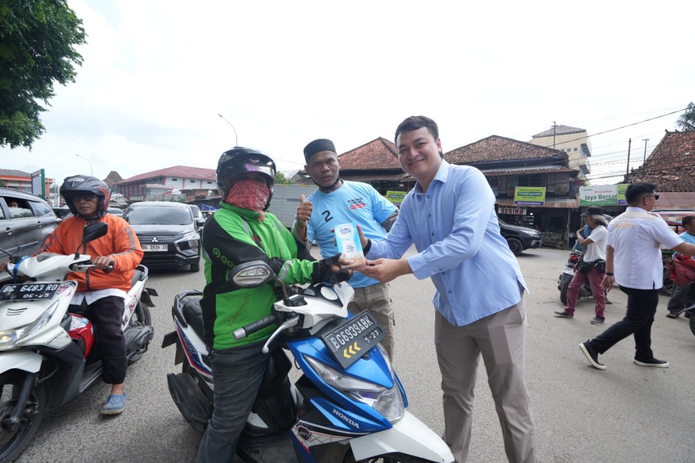 TKD Prabowo Gibran Sumsel Gerakan Makan Siang dan Pembagian Susu Gratis di Palembang