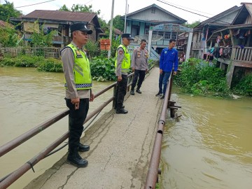 kapolsek Talang Ubi Monitor Ketinggian Banjir di Talang Pipa