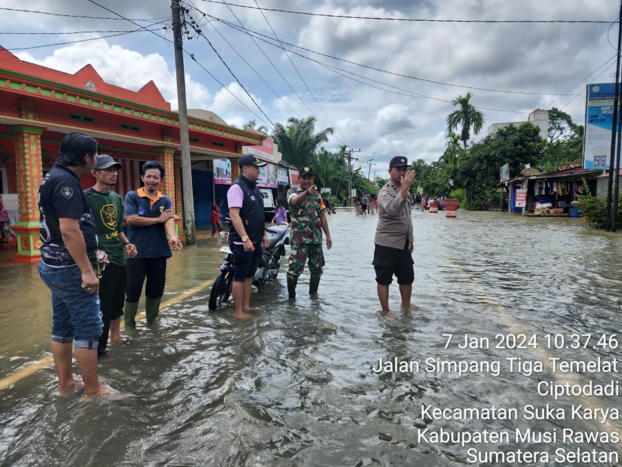 Sukakarya, Musi Rawas Dilanda Banjir, Polsek Jayaloka Atur Lalulintas