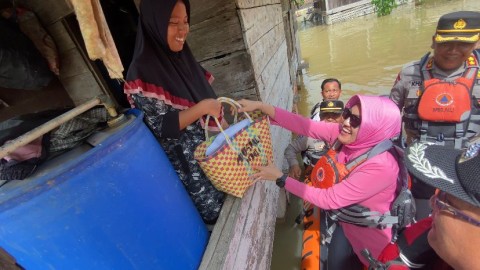 Gerak Cepat, Polres Pali Salurkan Bansos Secara Door To Door ke Warga Terdampak Banjir di Curup