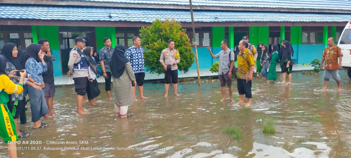 Akses Jalan Terendam Banjir, Pelajar SMAN 2 Penukal Utara Libur Sementara