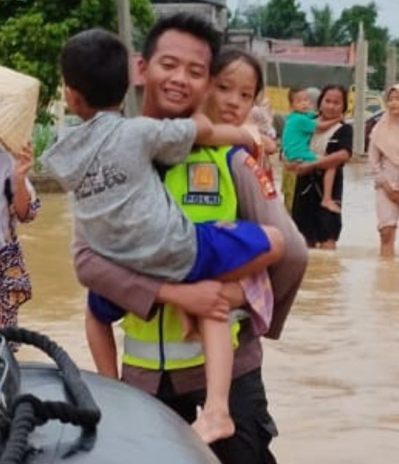 Kapolda Sumsel Salurkan Bantuan Logistik Bagi Warga Terdampak Banjir di Muratara