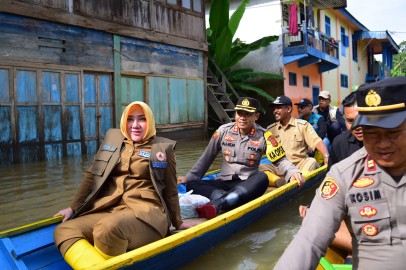 Kapolres Musi Rawas Bersama Bupati Pantau Banjir dan Bantu Warga Gunakan Perahu Karet