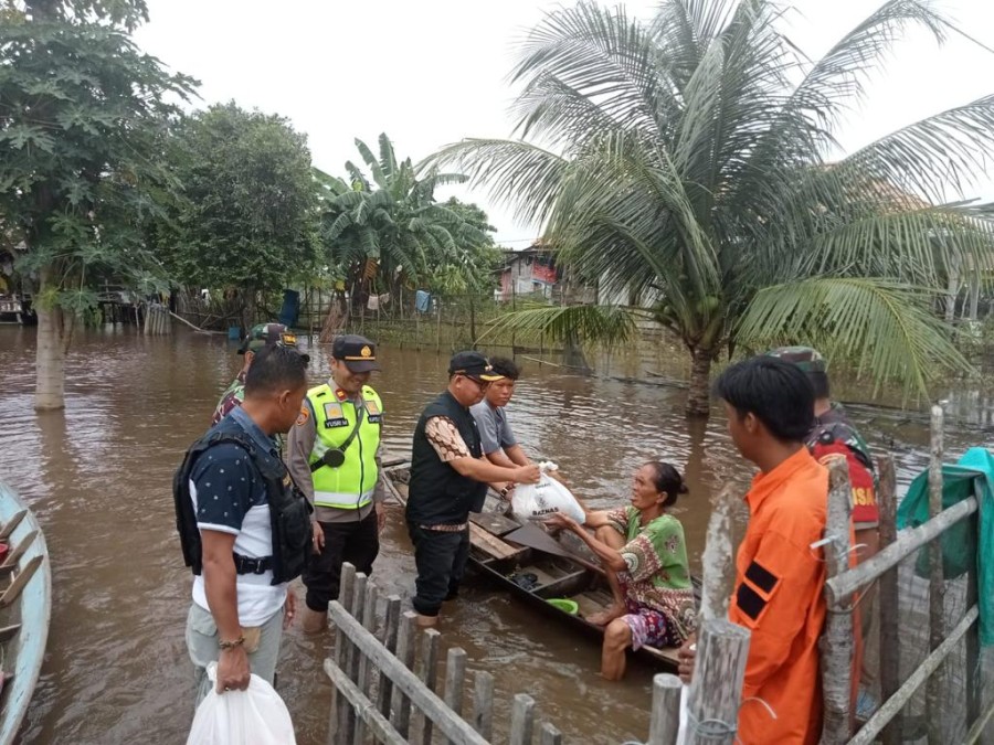 Polri Presisi, Kapolsek Rantau Bayur Salurkan Sembako Kepada Warga yang Terdampak Banjir
