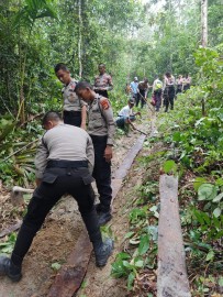 Kapolsek Rawas Ulu Bersama Dalmas Polres Muratara Bantu Warga Kerja Bhakti