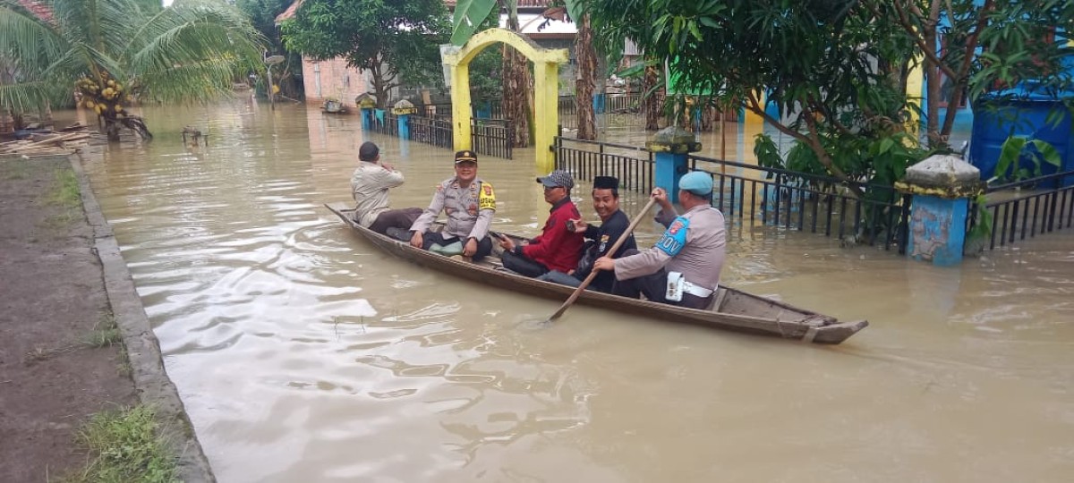 Gunakan Perahu, Polsek Tanah Abang Monitor Daerah Banjir