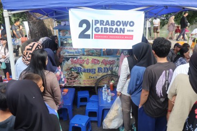 Puluhan Dagangan PKL Diborong TKD Sumsel Prabowo-Gibran, Pengunjung Kambang Iwak Makan Gratis