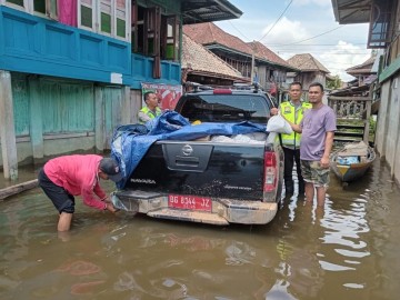 Polsek Rantau Bayur Salurkan Bansos Sembako pada Warga Terdampak Banjir