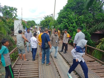 Polsek Talang Ubi Cek Jembatan Amblas