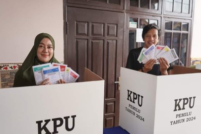 Mas Syah dan Istri Salurkan Hak Suara di TPS 14 Kedunglurah