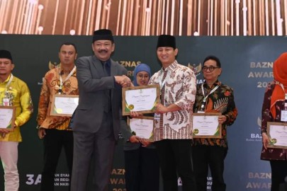 Mas Ipin Dinobatkan Sebagai Kepala Daerah Pendukung Pengelolaan Zakat Terbaik dalam BAZNAS Award di Jakarta