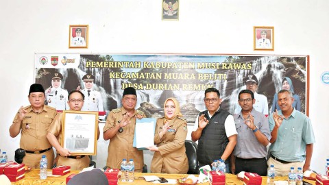 Bupati Hj Ratna Machmud Serahkan Bantuan CSR 1 Unit Trafo 50 KVA untuk Warga Desa Durian Remuk