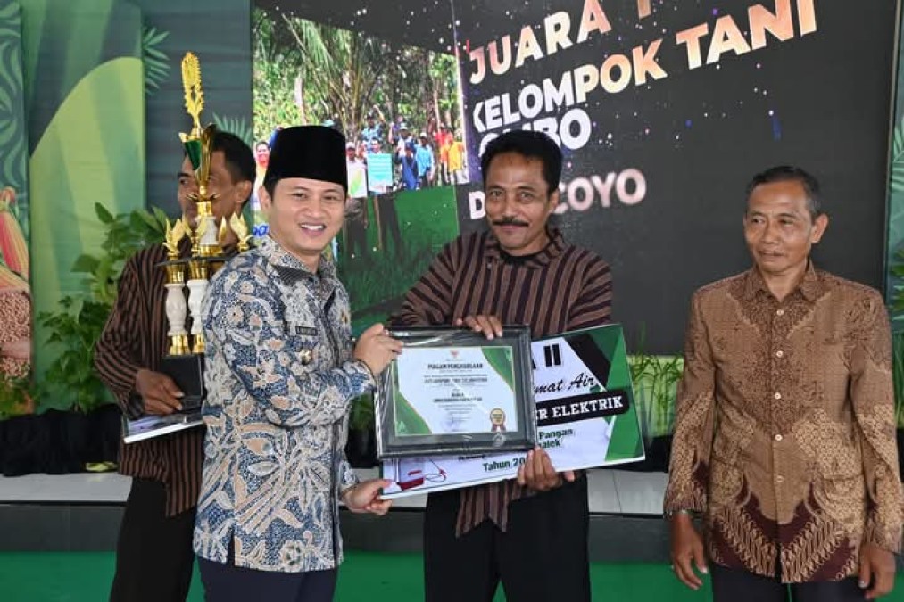 Bupati Trenggalek Berikan Penghargaan Kepada Kelompok Tani Berprestasi