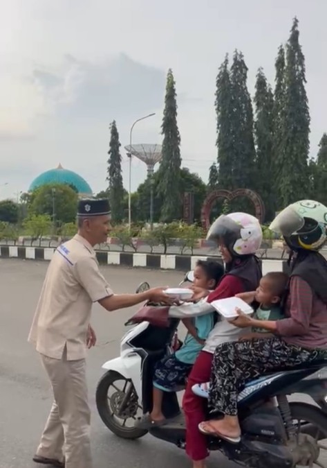 Ramadhan Berkah, SMSI Musi Rawas Bagikan Ratusan Takjil dan Nasi Kotak Kepada Pengguna Jalan dan Panti Asuhan